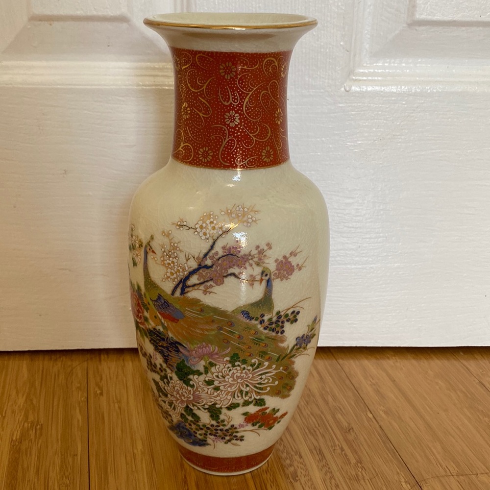 Beautiful Satsuma Japan Peacock Vase